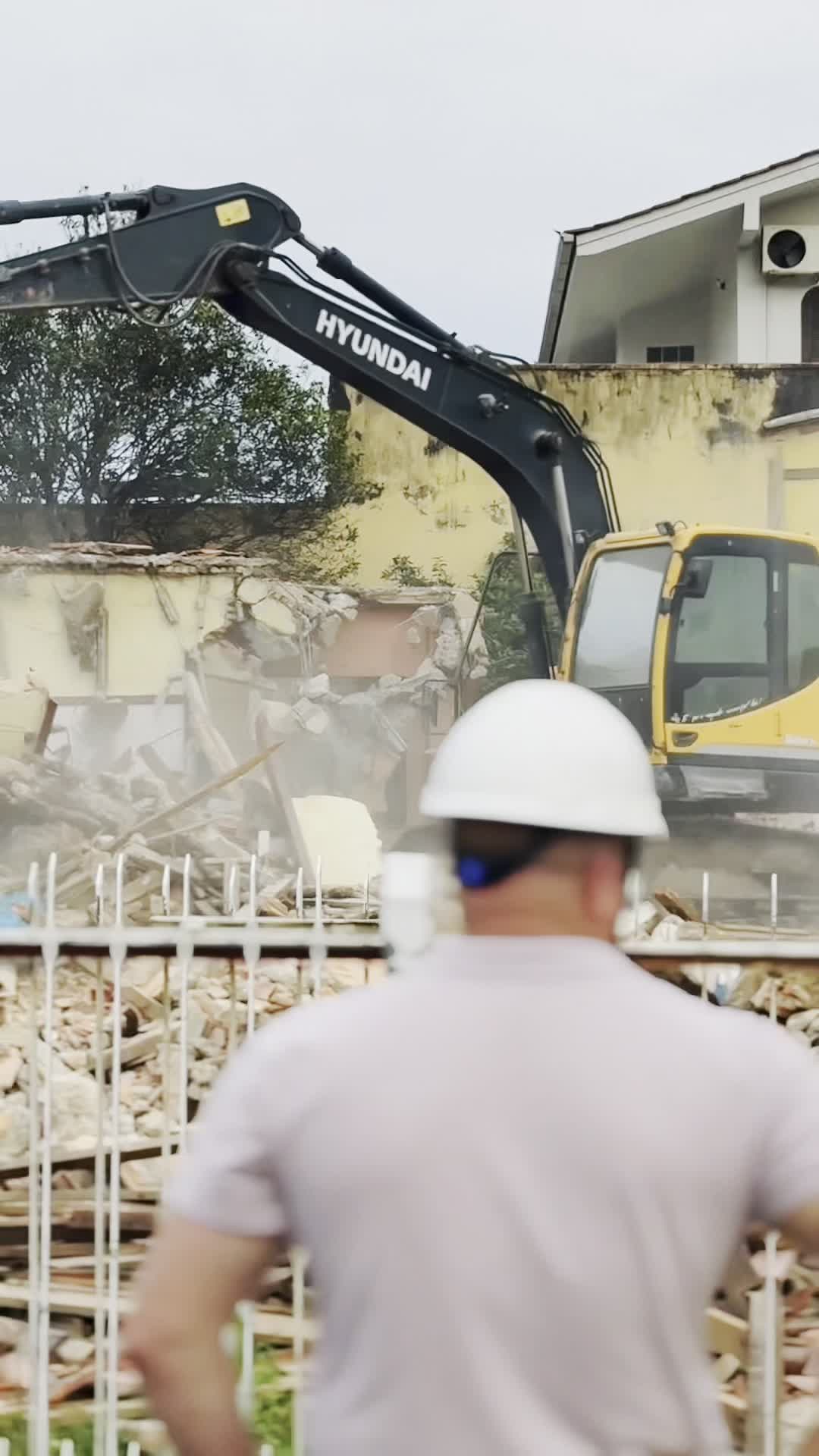 Edifício Maral — vídeo · Etapa de demolicao, Porto Belo SC