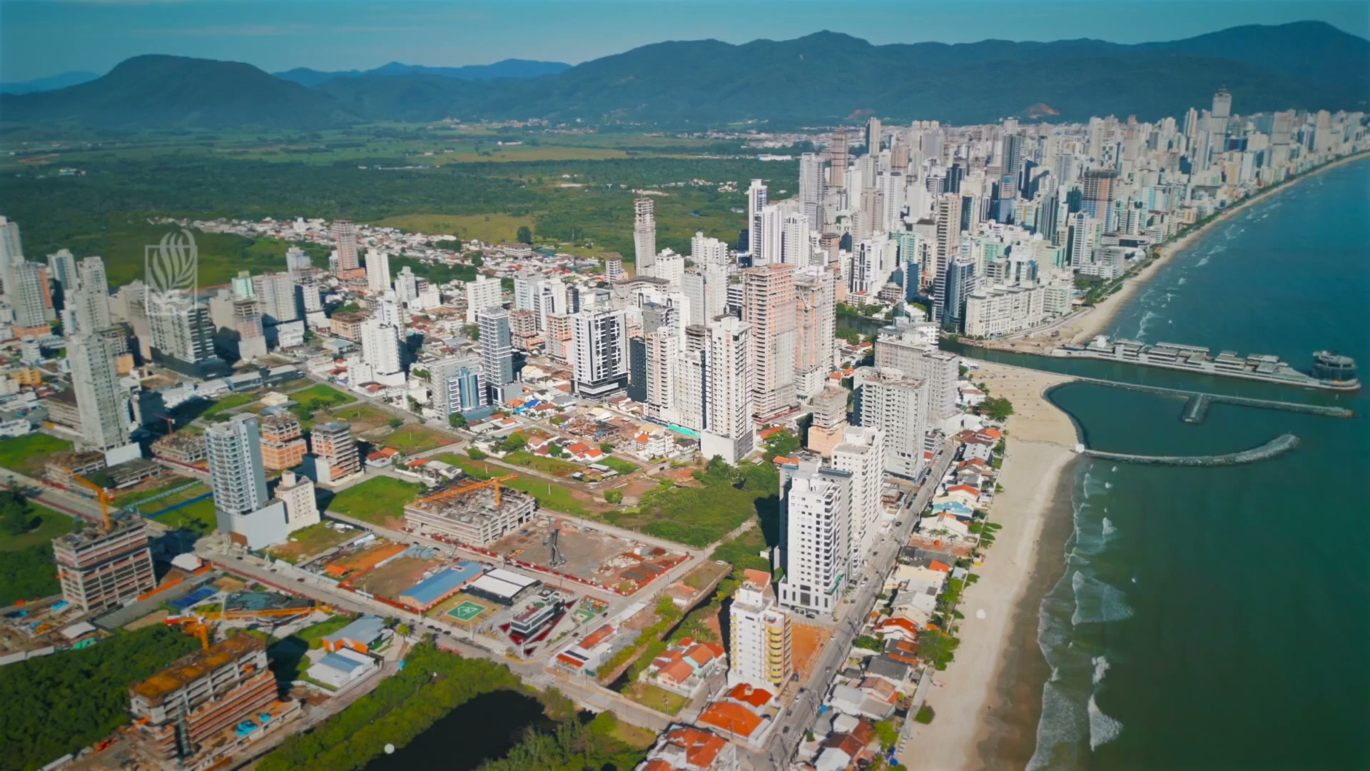 Jardine Residence — vídeo · Vista das alturas, Porto Belo SC